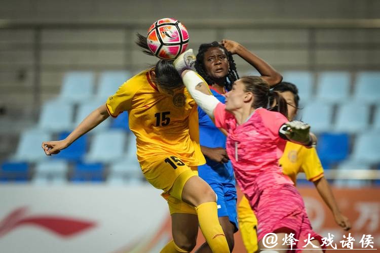 女足世界杯丨大比分输球后，她们的球迷在场外跳舞